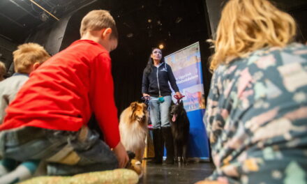 I civili insegnano ai bambini la protezione degli animali in un teatro