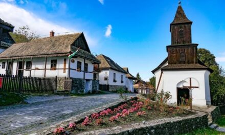 Il vecchio villaggio e il castello di Hollókő, patrimonio mondiale dell&#39;umanità, sono stati rinnovati