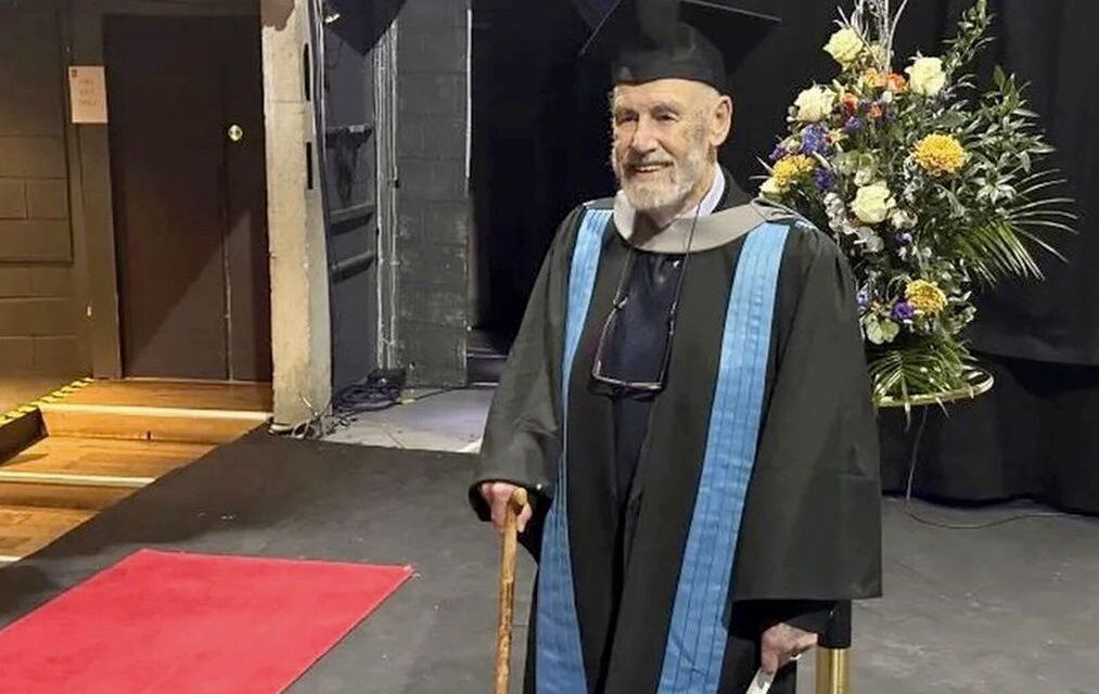 The world&#39;s oldest university student graduated at the age of 95