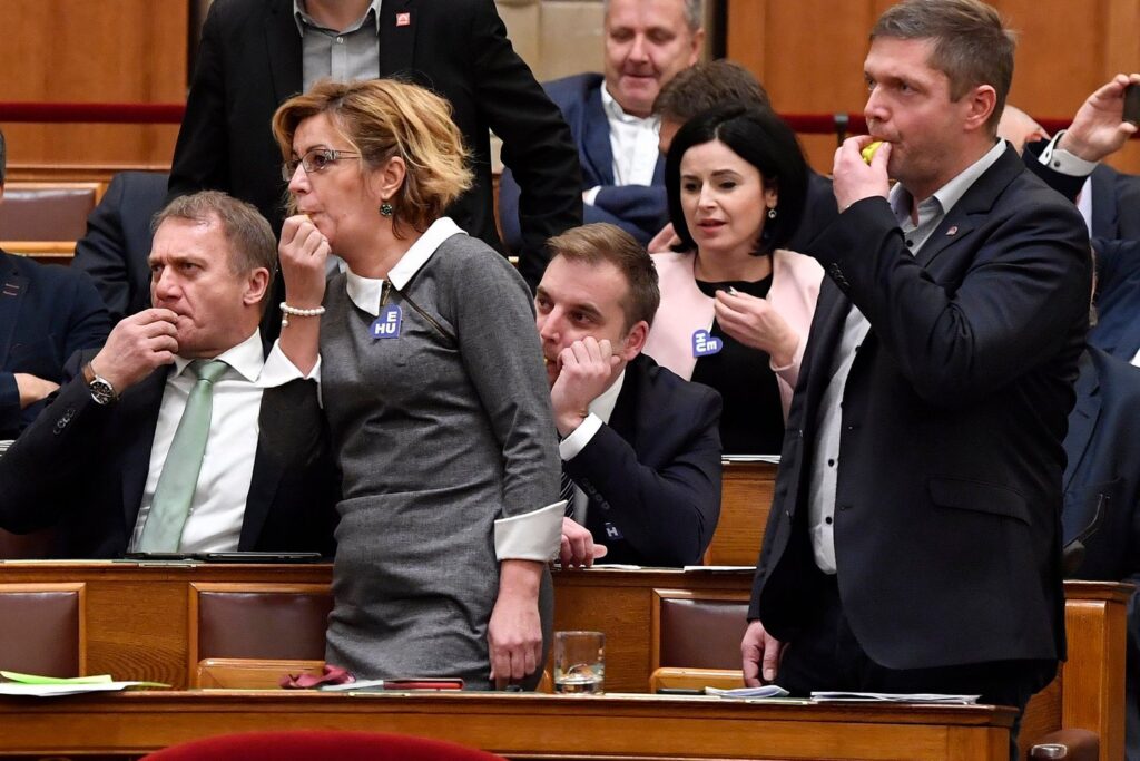 parlament-ellenzék-baloldal-botrány