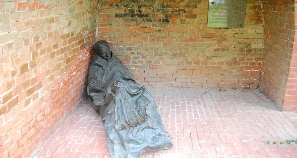 Sie enthaupteten, entweihten und stahlen dann die Radnóti-Statue in Pannonhalm