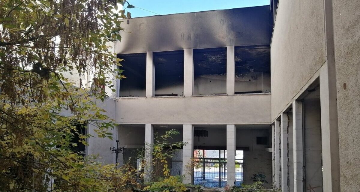 Un adolescente annoiato ha dato fuoco al palazzo della cultura a Sepsiszentgyörgy