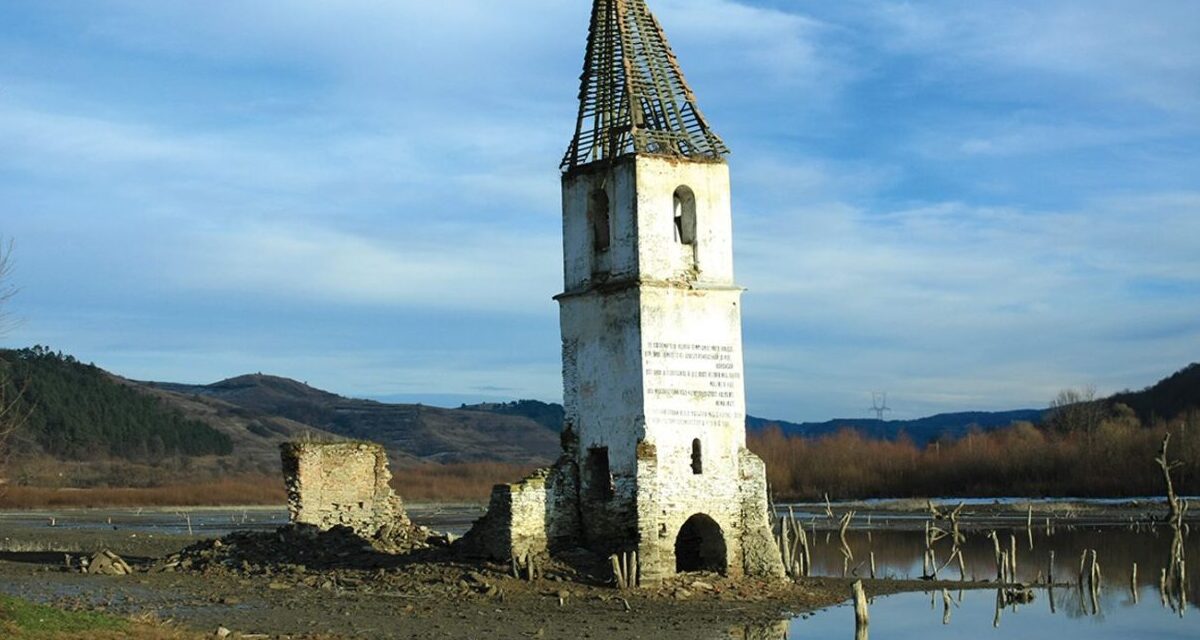 Das aus öffentlichen Spenden errichtete Gotteshaus vertritt alle Konfessionen des überfluteten Dorfes