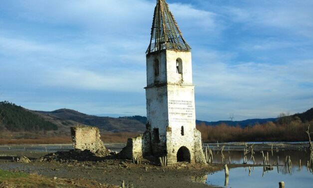 Das aus öffentlichen Spenden errichtete Gotteshaus vertritt alle Konfessionen des überfluteten Dorfes