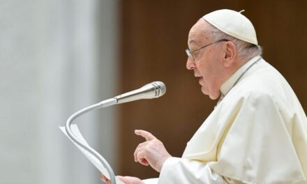 Der Papst blieb ihm auf den Fersen und lehnte die Gender-Theorie ab