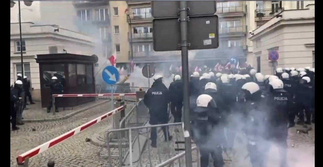 Sokkoló látvány Varsóban: rendőrök verik a tüntető gazdákat (VIDEÓVAL)