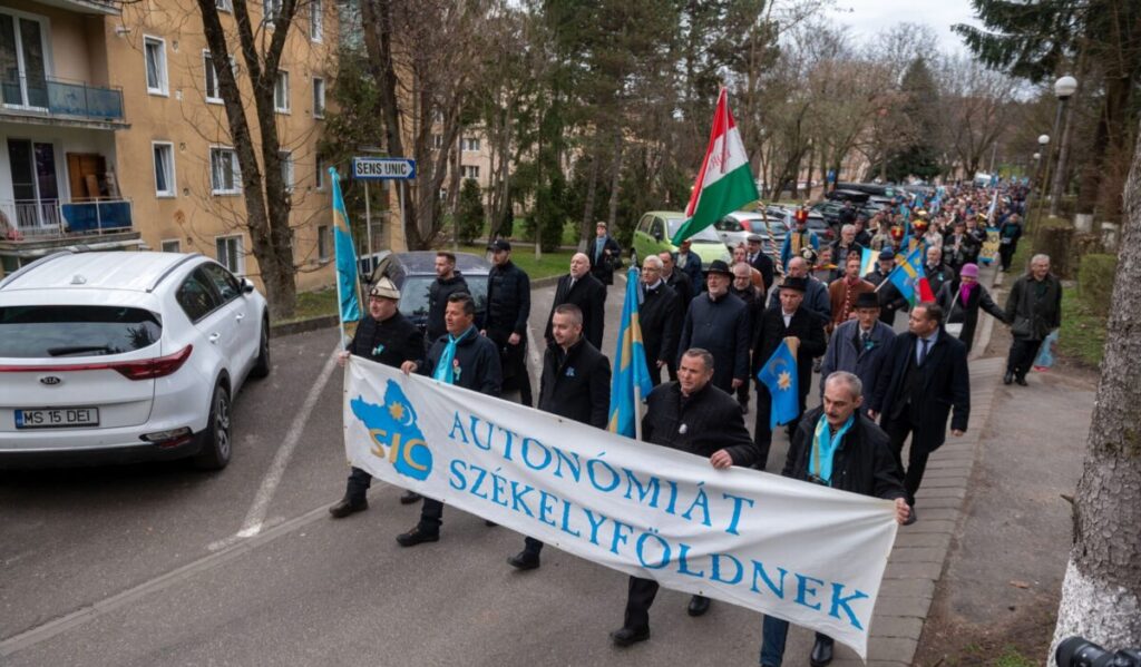 autonómiát-széleyföldnek