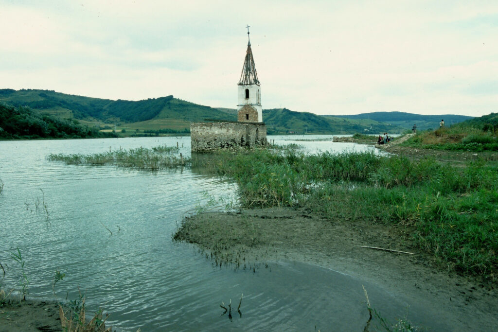 Bóződújfalu church ruin