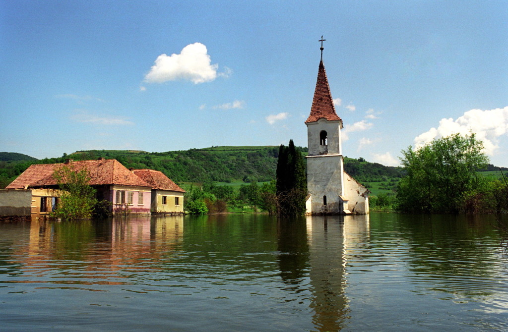 Bóződújfalu church ruin