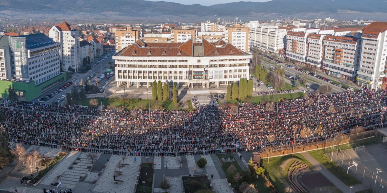 Migliaia di persone hanno cantato gli inni nazionali ungherese e siculo nella piazza principale di Csíkszereda la domenica di Pasqua (video)
