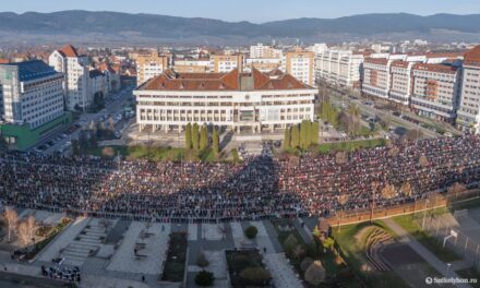 Tausende sangen am Ostersonntag auf dem Hauptplatz von Csíkszereda die ungarische und die Székely-Nationalhymne (Video)