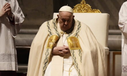 Papst Franziskus sprach in der Osternacht über den Frieden, der durch die Grausamkeit des Krieges zerstört wurde