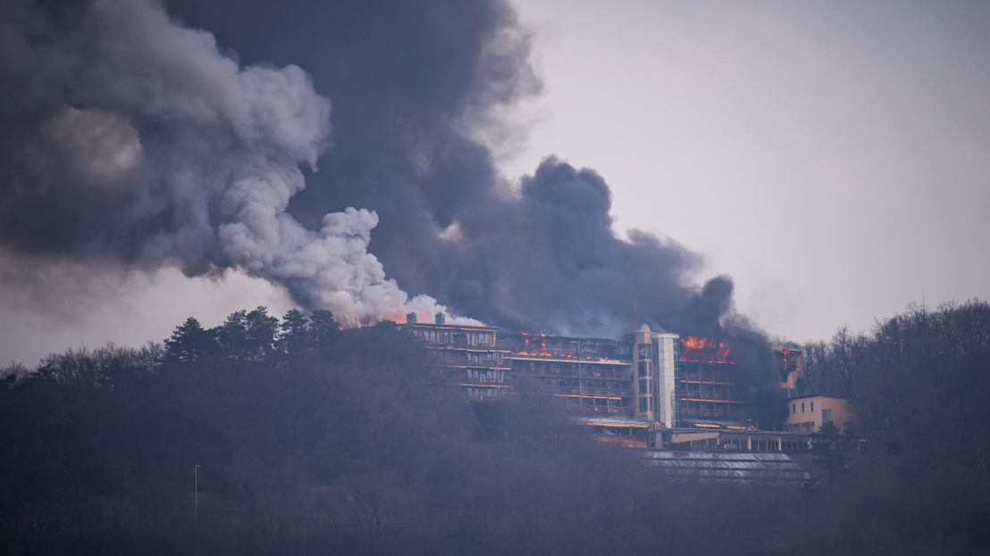 Mehr als 200 Menschen mussten aus dem brennenden Hotel evakuiert werden, sagte auch der Manager