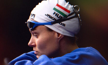 Zsuzsanna Jakabos zdobyła w Paryżu złoty medal na 200 m stylem motylkowym, ustanawiając rekord zawodów
