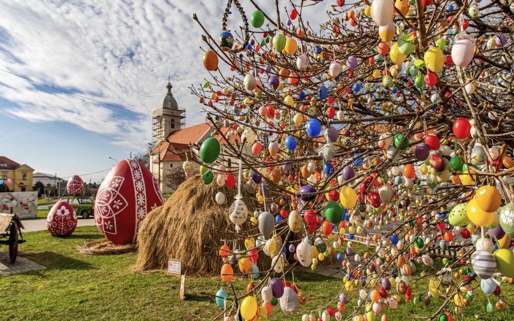 Novemila uova di Pasqua decorano un villaggio a Somogy (galleria fotografica)