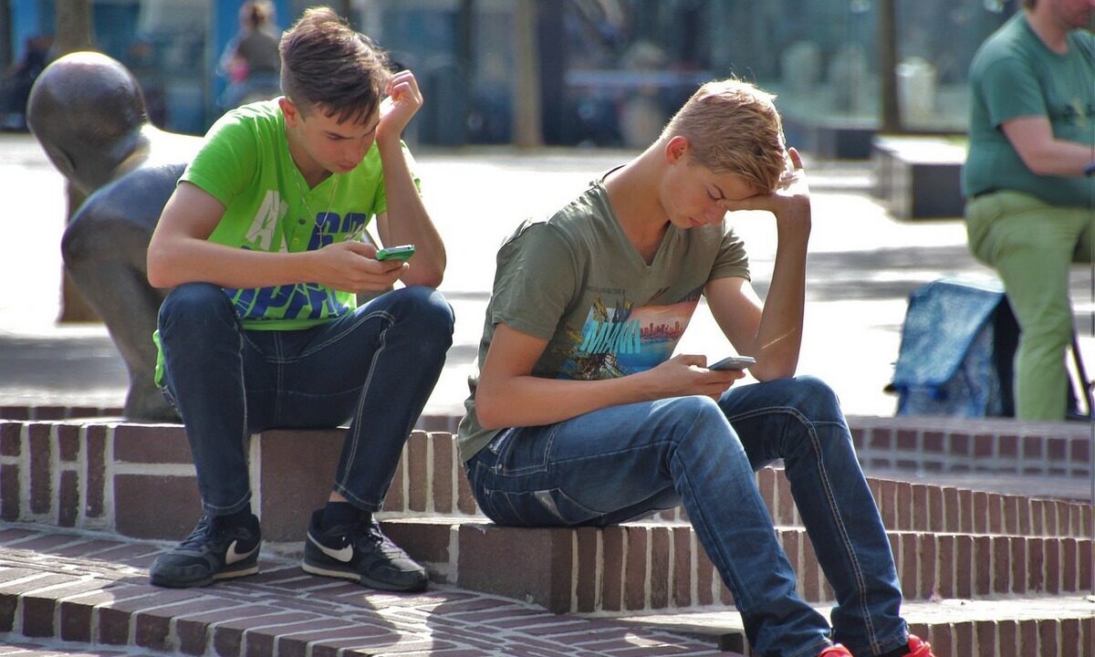 This is why cell phone use in schools is particularly harmful — Citizens Info