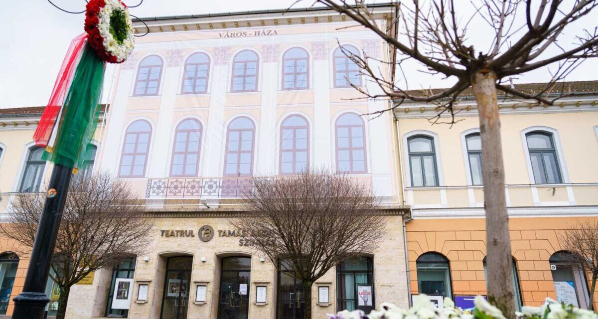 Con l&#39;astuzia di Székely, l&#39;iscrizione del municipio è stata ricollocata sulla facciata del teatro di Sepsiszentgyörgy