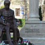 Egyelőre nem kell bírságot fizetni a nagykárolyi Kölcsey-szobor magyar nyelvű felirata miatt