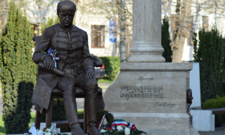 Egyelőre nem kell bírságot fizetni a nagykárolyi Kölcsey-szobor magyar nyelvű felirata miatt