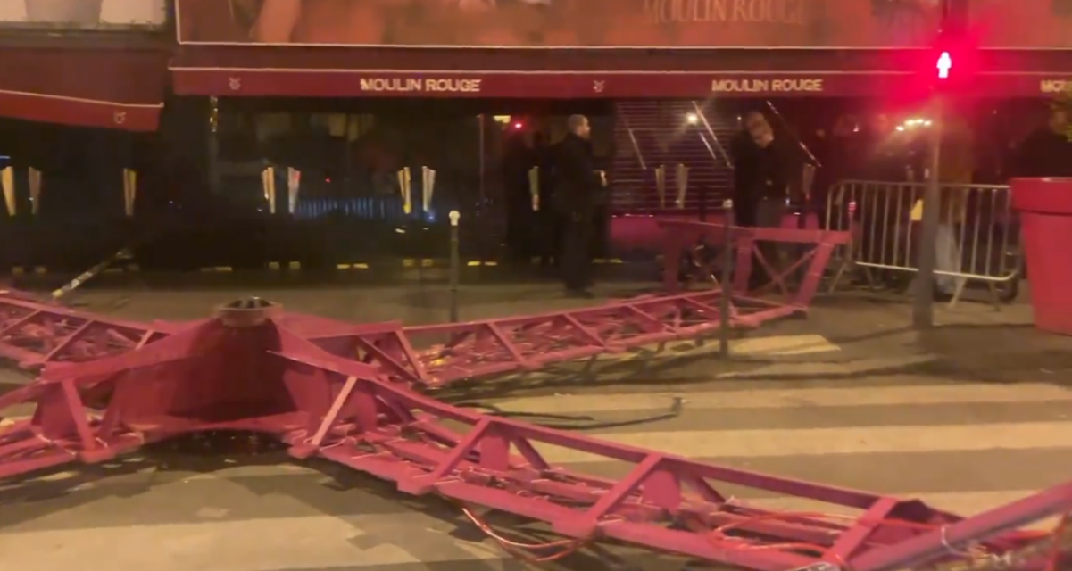 A párizsi mulató híres szélmalma elvesztette lapátkerekeit – VIDEÓVAL