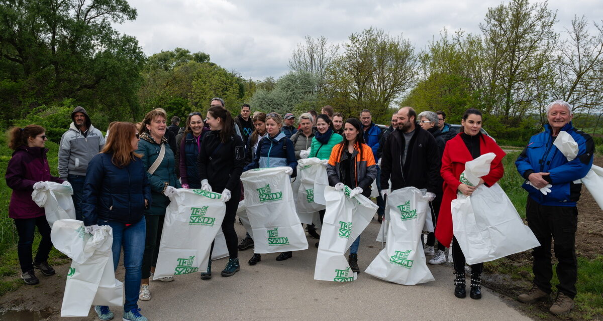 More than 100,000 volunteers registered for this year&#39;s TeSzedd! for a waste collection campaign 