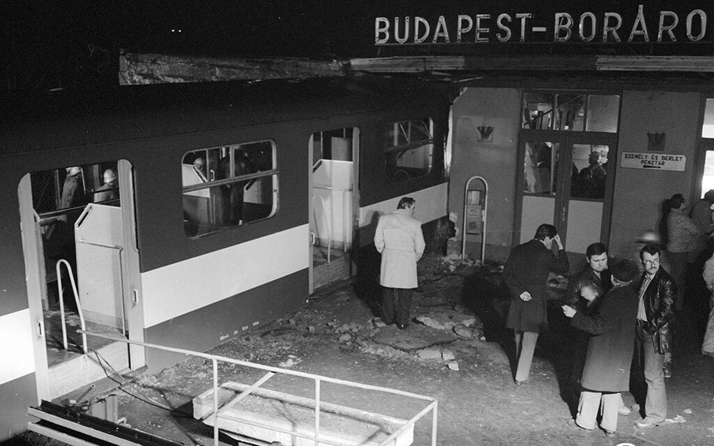 Fékezés nélkül tarolta le a HÉV a Boráros téri állomásépületet, 18-an meghaltak