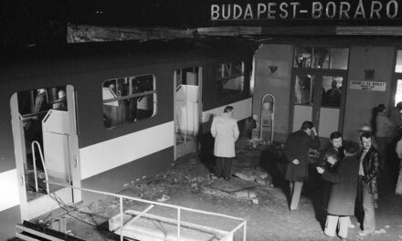 Die HÉV rammte ungebremst das Bahnhofsgebäude Boráros tér, 18 Menschen starben