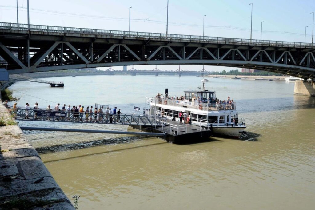 budapest duna túrista hajó