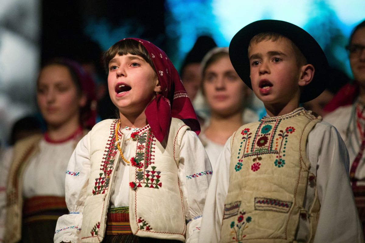 costume popolare per bambini csángo