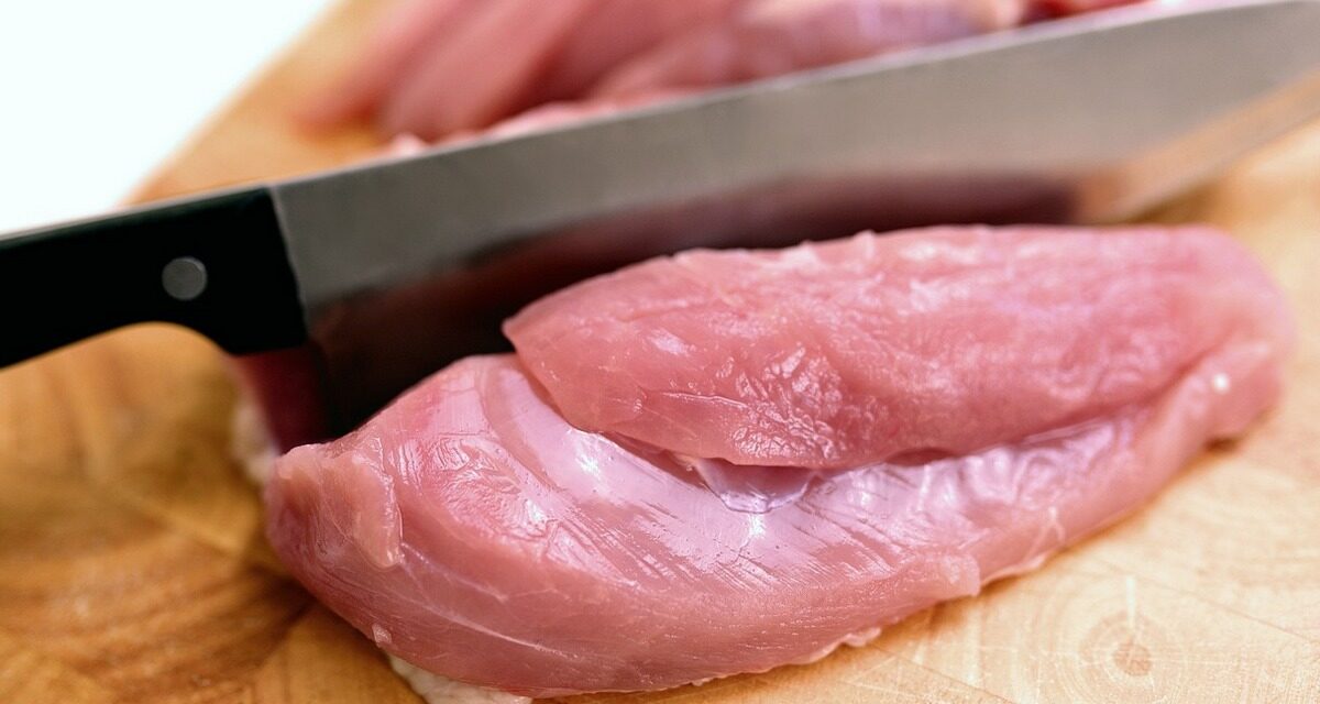 Carne di pollame ucraina infetta nei negozi europei, c&#39;è già stata una morte