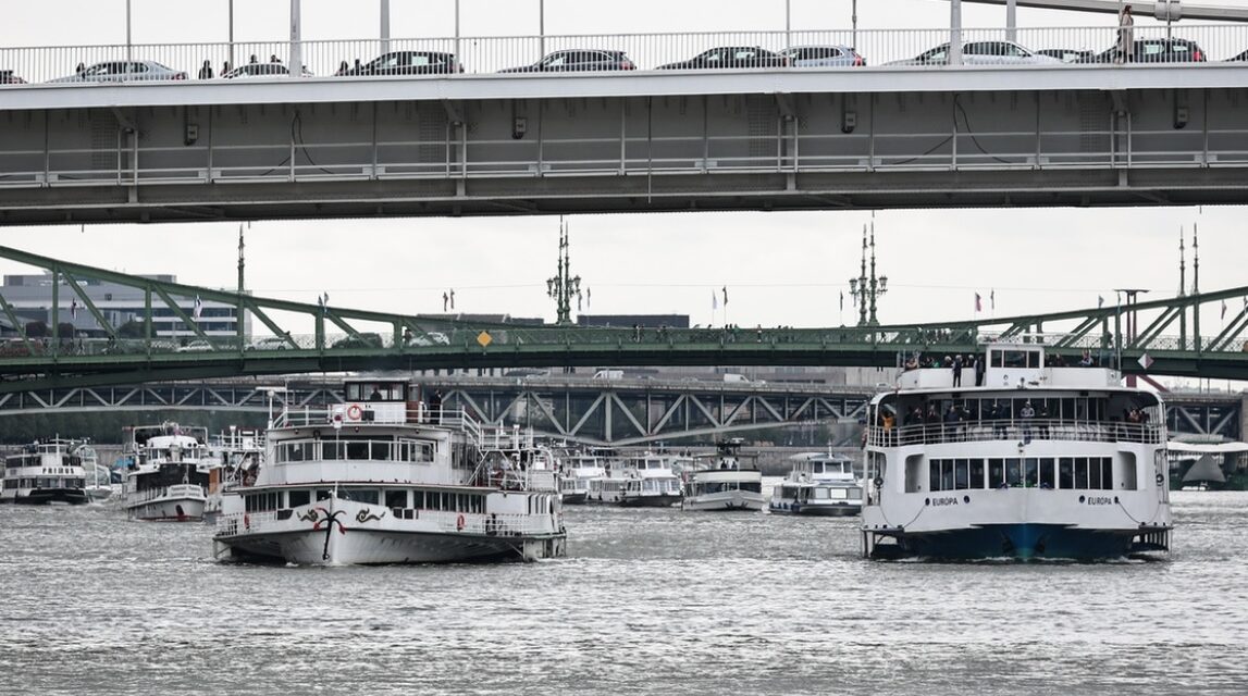 I barcaioli del Danubio hanno tenuto una spettacolare manifestazione contro la decisione di un altro evento natalizio