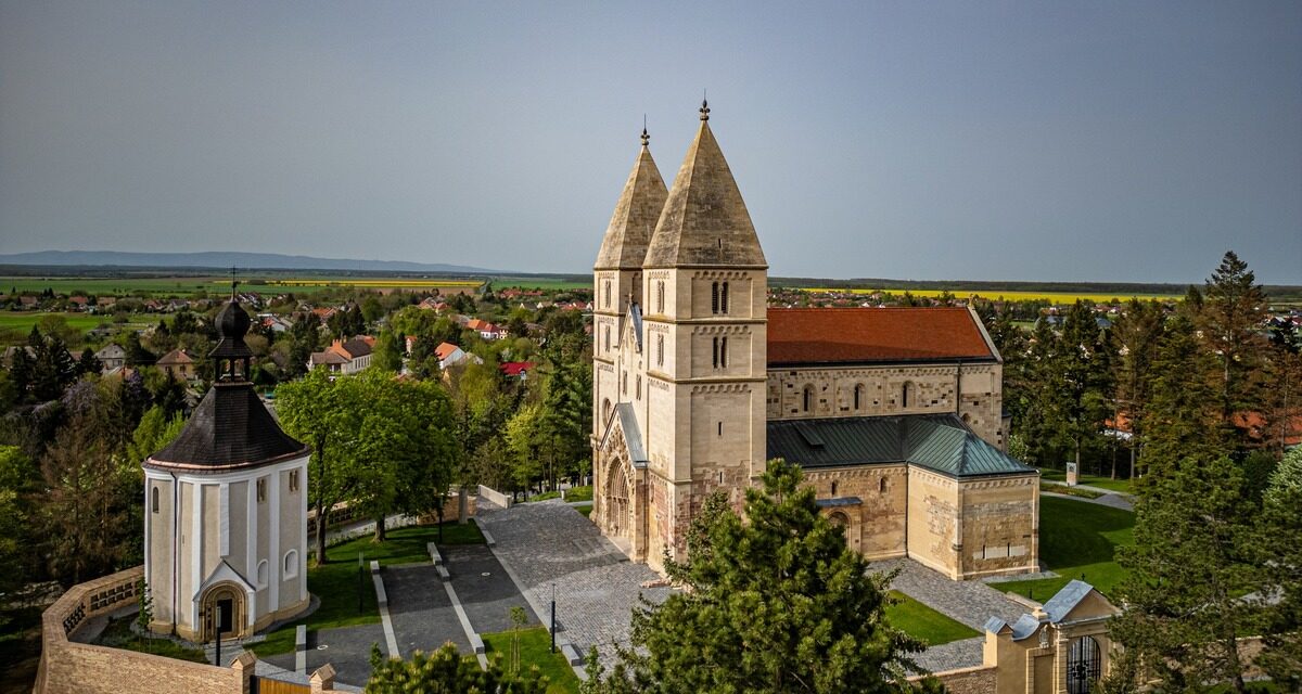 Beeindruckend war die komplett renovierte Jáki-Kirche
