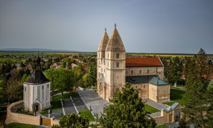 Beeindruckend war die komplett renovierte Jáki-Kirche