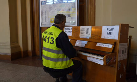 The hooligans attacked Keleti pályaudvar&#39;s piano with Flex