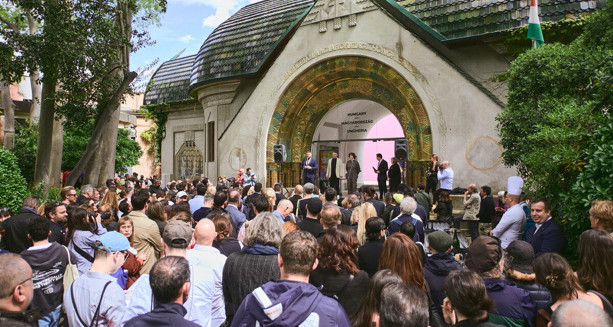Megnyílt a magyar pavilon a Velencei Biennálén, installációja egyből „a biennále sztárja” lett