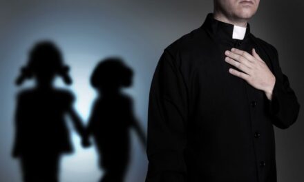 Onestà che infrange i tabù sulle molestie sessuali all&#39;interno della chiesa (video)
