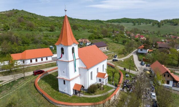 Kató Béla erdélyi püspök: Egy templom csakis a gyülekezettel együtt értékes, a templomfelújítások soha nem öncélúak