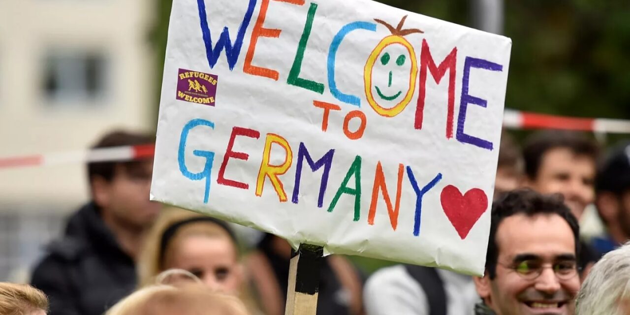Ein hemdloser syrischer Migrant hat in Deutschland einem vierjährigen Mädchen in den Bauch gestochen