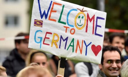 Ein hemdloser syrischer Migrant hat in Deutschland einem vierjährigen Mädchen in den Bauch gestochen