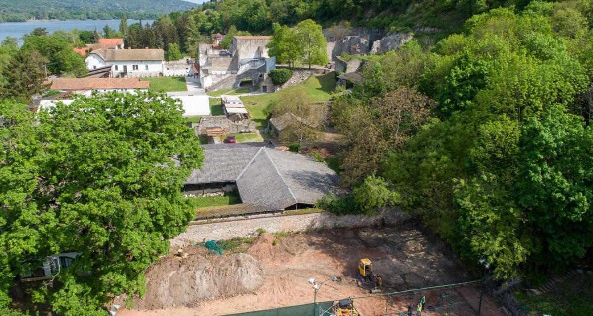 Sotto un campo da tennis è stata ritrovata la chiesa dei francescani, scomparsa 500 anni fa