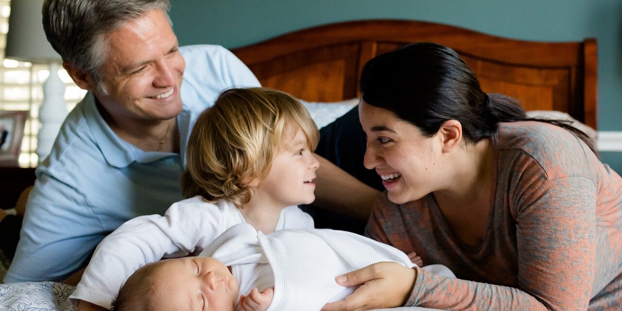 L&#39;uomo fa della donna una madre, e la donna fa dell&#39;uomo un padre, né l&#39;uno senza l&#39;altro