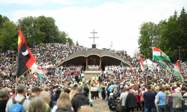 &quot;Be renewed!&quot; - proclaimed this year&#39;s motto of the pledge farewell in Csíksomlyó 