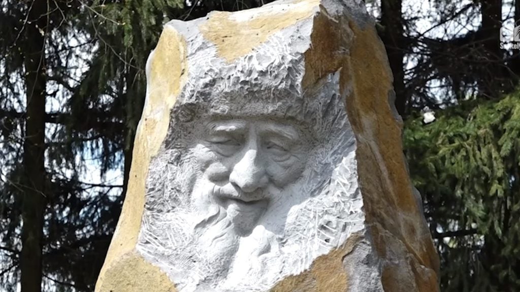 The people of Giergyól village erected a statue of Hazug Pista next to the Maros (video)