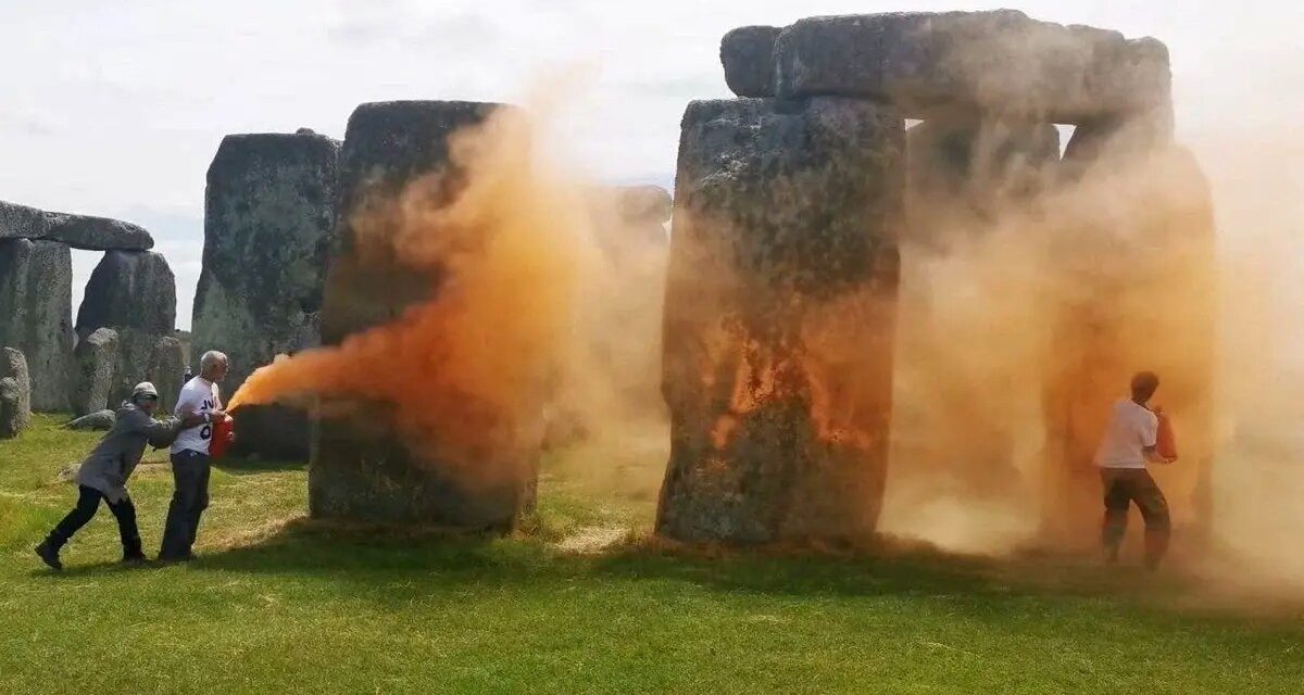 Jetzt wurden die Felsen von Stonehenge von Klimaaktivisten entstellt