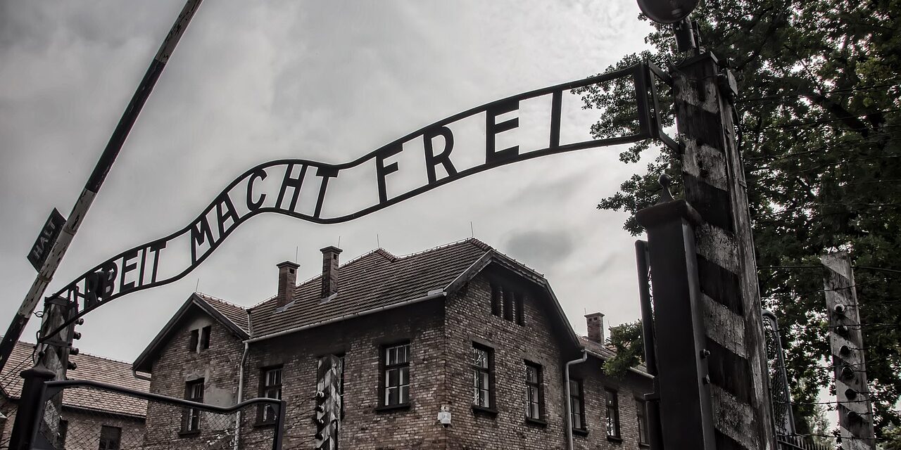 Auschwitzba vitték kirándulni a német diákokat, karlendítés lett belőle