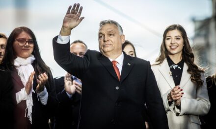 Orbán beim Friedensmarsch: Wir werden nicht in den Krieg ziehen, wir haben an der russischen Front nichts zu gewinnen (Video)