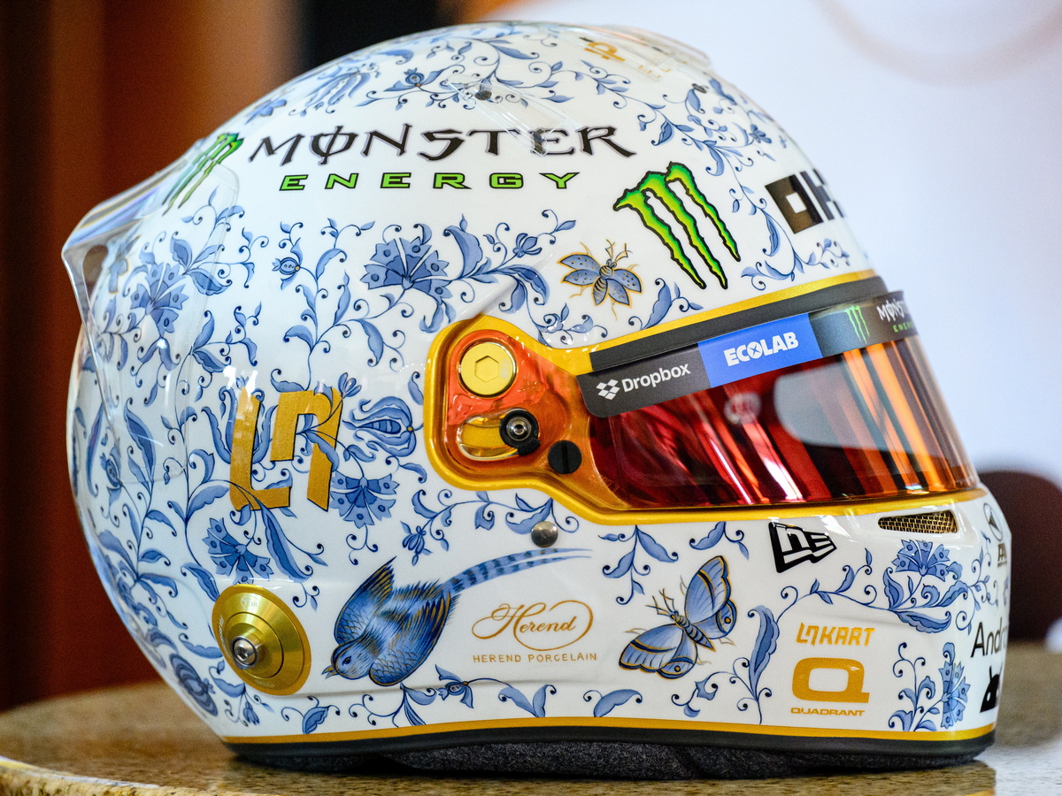 Lando-Norris-herendi-sisak-magyar-forma1