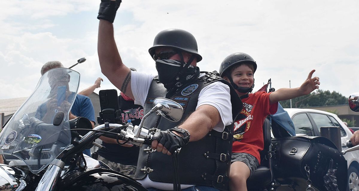 Hunderte Biker überraschten misshandelten Jungen im Abenteuerpark – MIT VIDEO