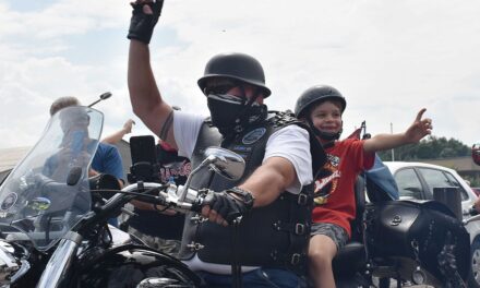 Hunderte Biker überraschten misshandelten Jungen im Abenteuerpark – MIT VIDEO