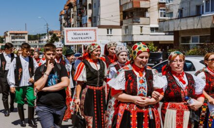 Elő a cifra népviselettel!